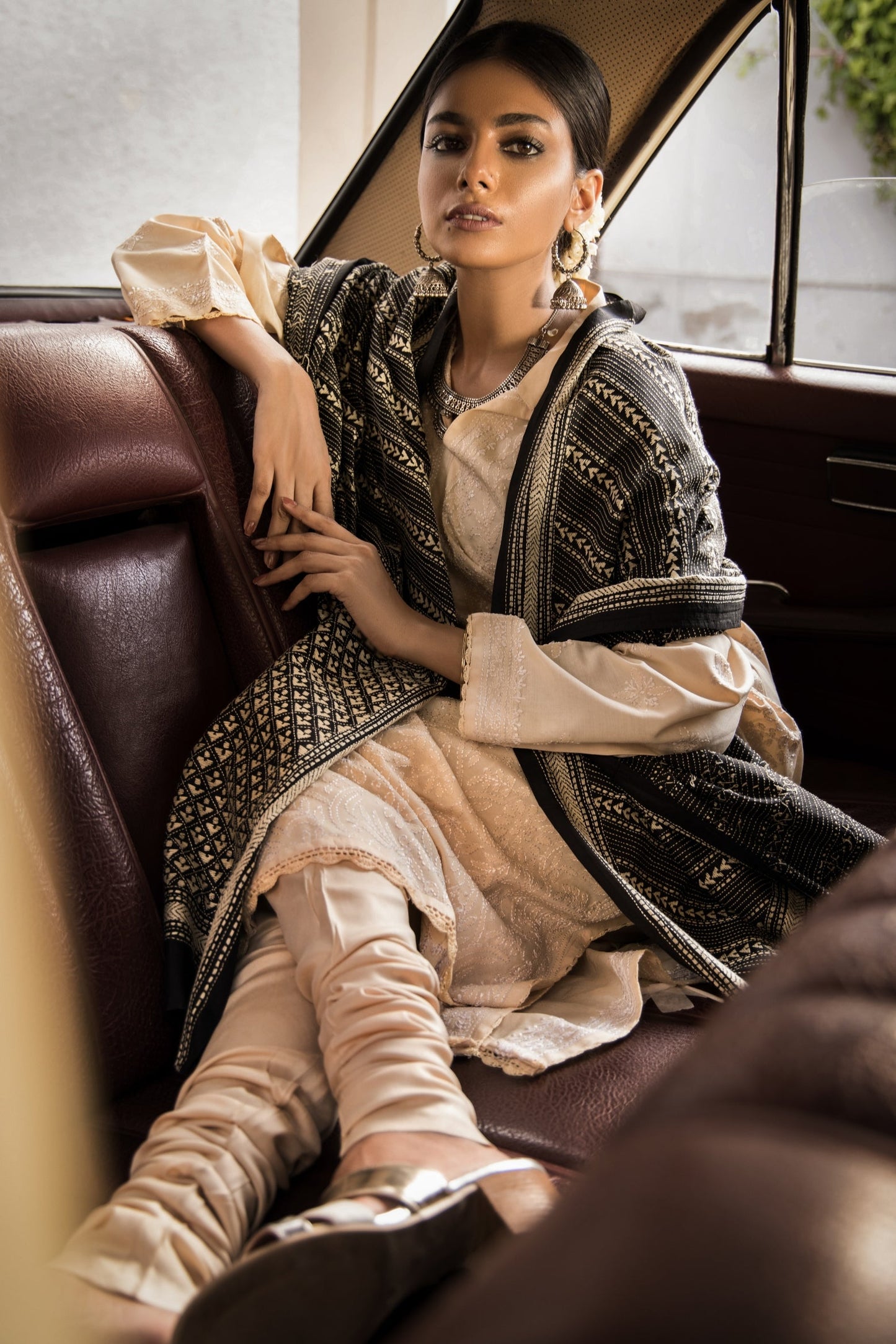 Aafrinish Zooni Sheikh Zooni-Sheikh Embroidery Pakistan Fashion Aafrinish chikankari kurta natural tussar silk kurta hand embroidery black-white kantha dupatta duppata fashion Mercedes-Benz 1970 Aafrinish-by-Niazi