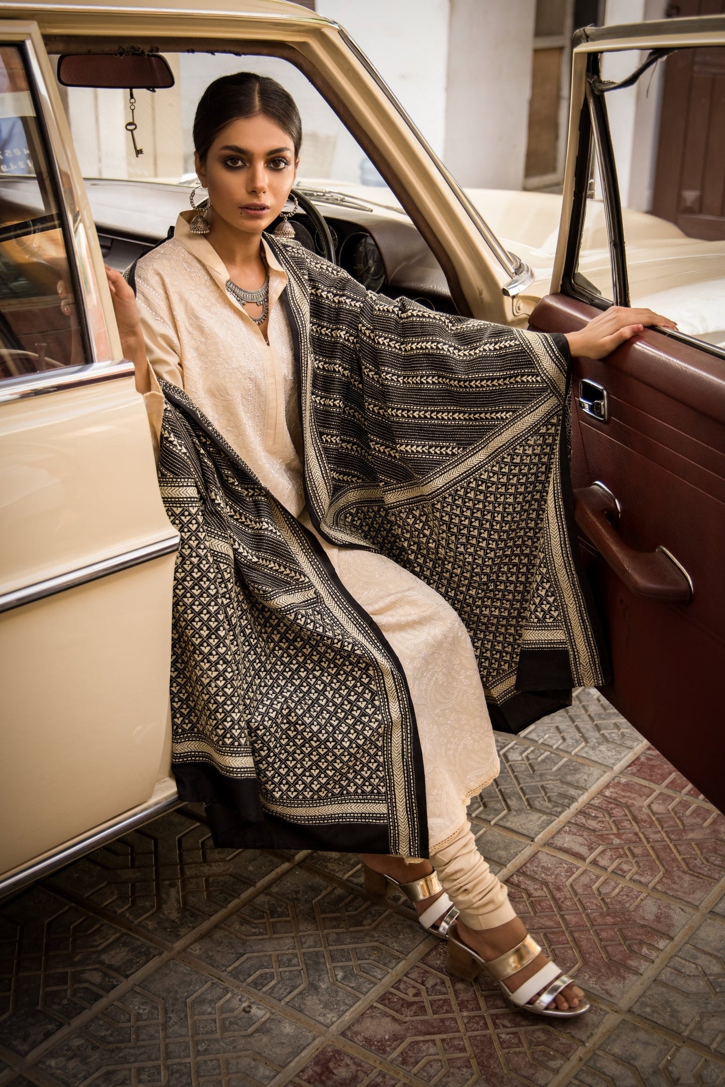 Aafrinish Zooni Sheikh Zooni-Sheikh Embroidery Pakistan Fashion Aafrinish chikankari kurta natural tussar silk kurta hand embroidery black-white kantha dupatta duppata fashion Mercedes-Benz 1970 Aafrinish-by-Niazi